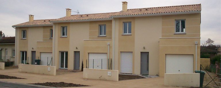 Trois maisons locatives de 88 m² chacune : salon/séjour, cuisine, 3 chambres, dressing, salle de bain, garage.